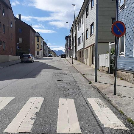 Near Brosundet, Newly Refurnished, Free Street Parking Appartement Ålesund Buitenkant foto