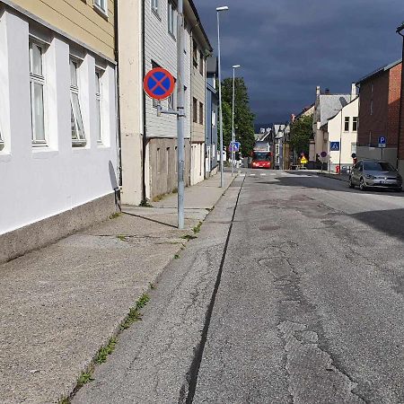 Near Brosundet, Newly Refurnished, Free Street Parking Appartement Ålesund Buitenkant foto