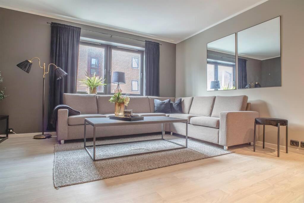 Near Brosundet, Newly Refurnished, Free Street Parking Appartement Ålesund Buitenkant foto