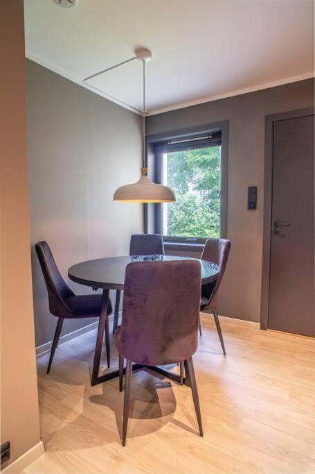 Near Brosundet, Newly Refurnished, Free Street Parking Appartement Ålesund Buitenkant foto