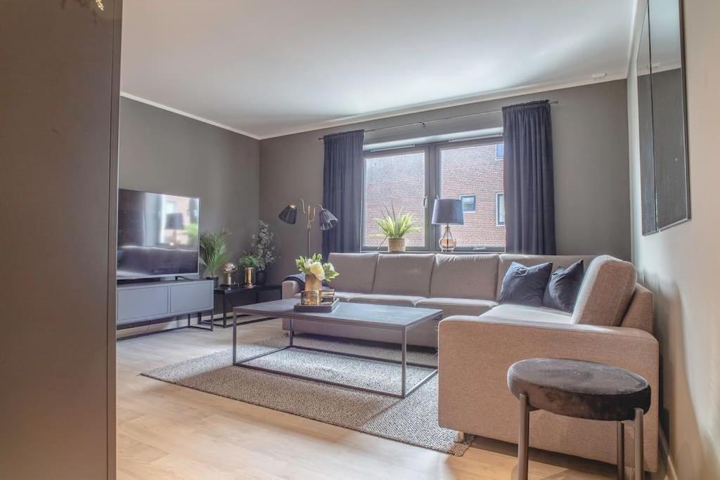 Near Brosundet, Newly Refurnished, Free Street Parking Appartement Ålesund Buitenkant foto