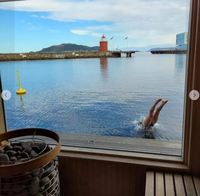 Near Brosundet, Newly Refurnished, Free Street Parking Appartement Ålesund Buitenkant foto