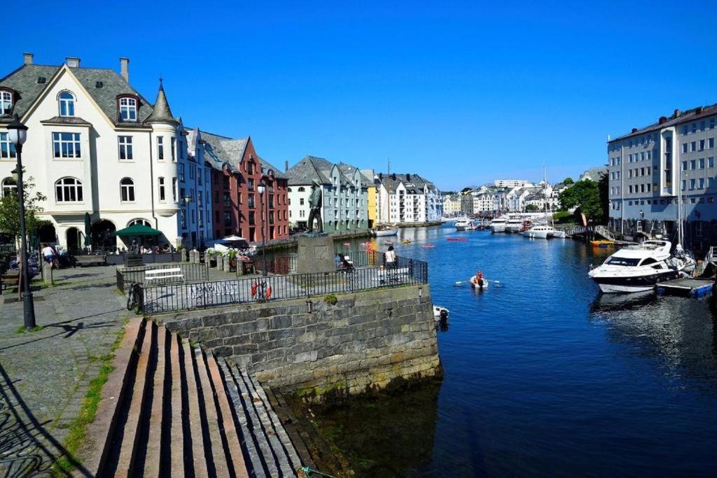 Near Brosundet, Newly Refurnished, Free Street Parking Appartement Ålesund Buitenkant foto
