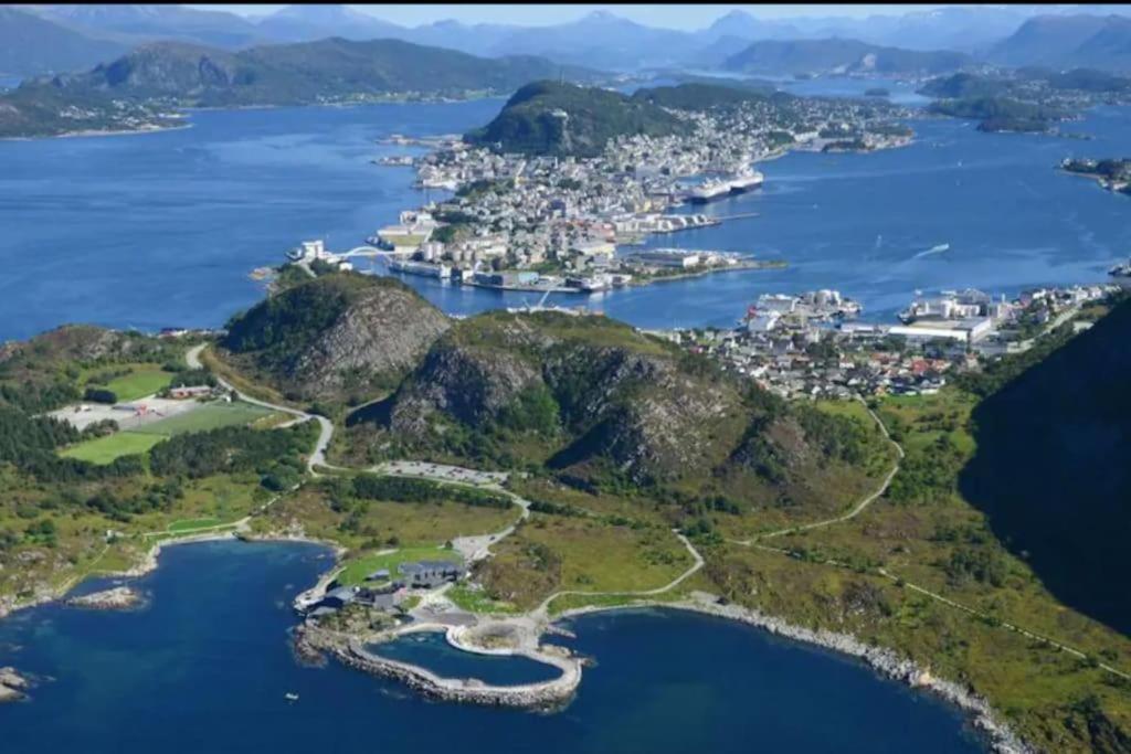 Near Brosundet, Newly Refurnished, Free Street Parking Appartement Ålesund Buitenkant foto