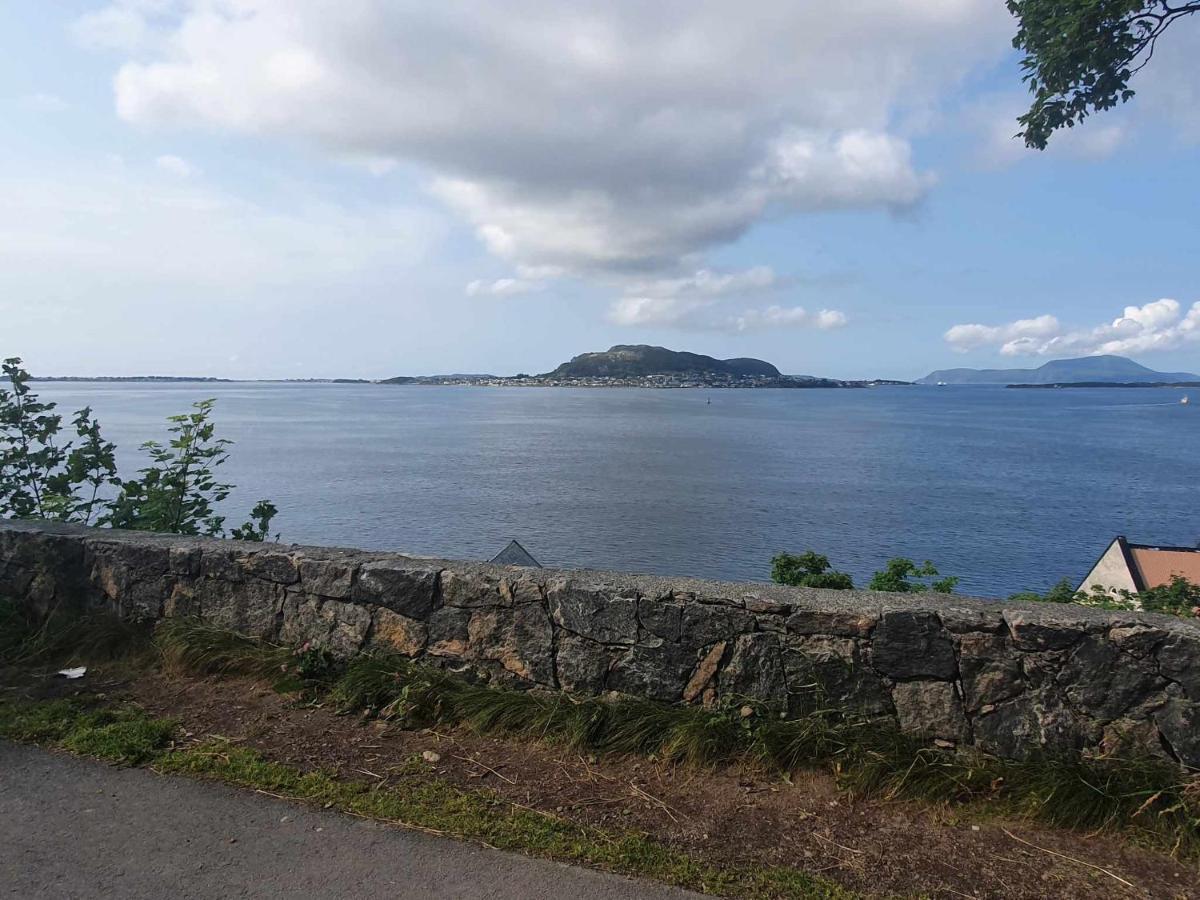 Near Brosundet, Newly Refurnished, Free Street Parking Appartement Ålesund Buitenkant foto